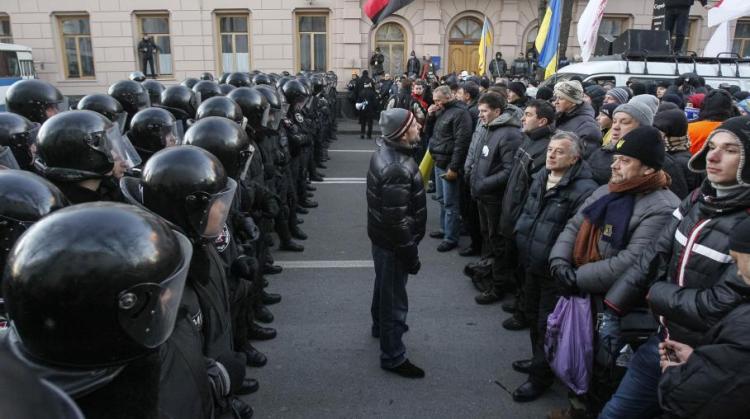 Des manifestants pro-européens face à la police, à Kiev (Ukraine), près du Parlement ukrainien, le 3 décembre 2013 / Reuters
